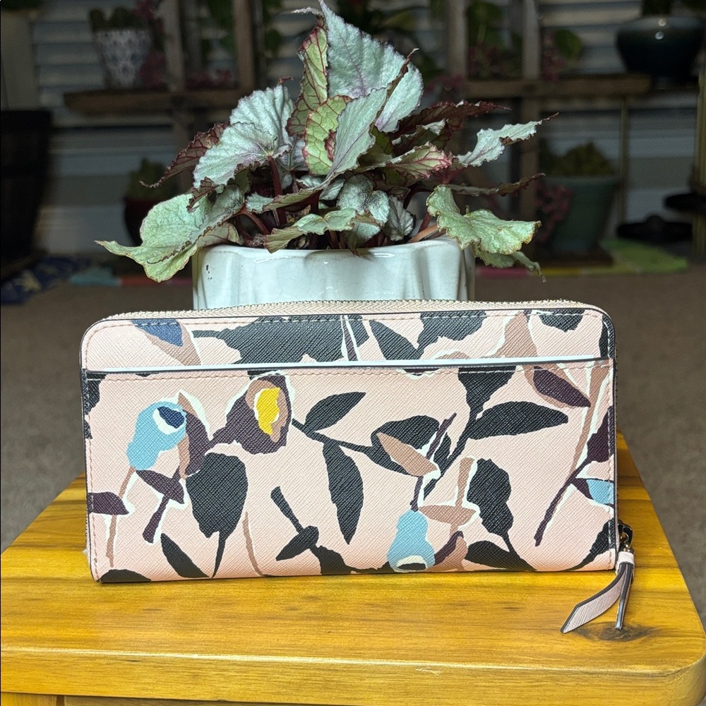 🌸♠️ Kate Spade Floral Wallet ♠️🌸 - Picture 2 of 8